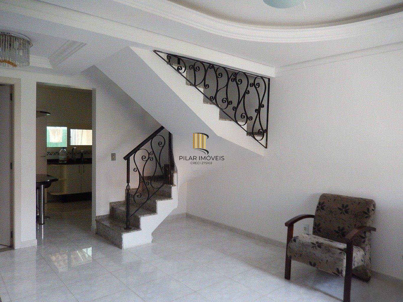 Casa em condomínio com 2 dormitórios, escada e 1 vaga de garagem.