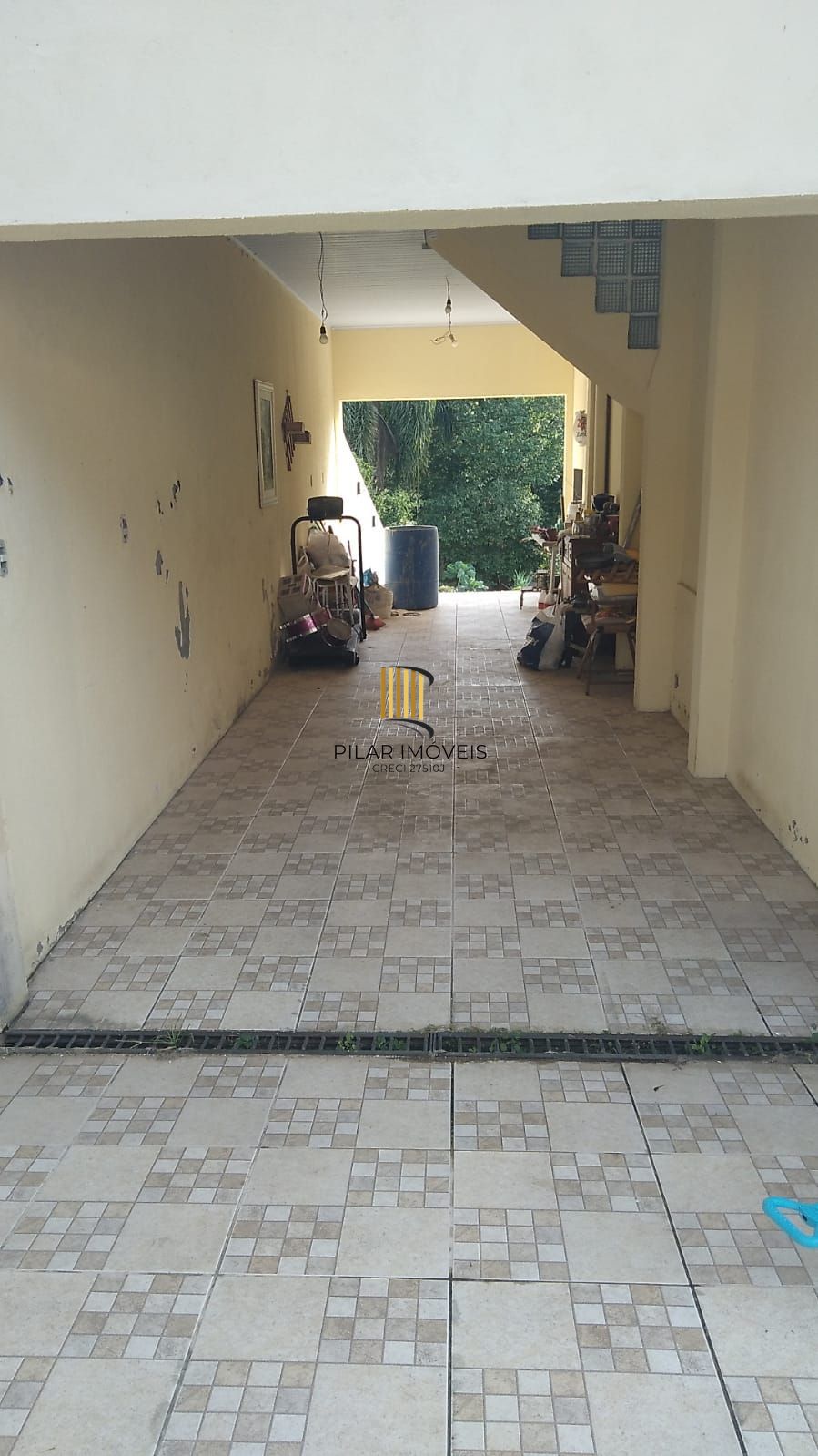 Casa de 2 quartos, churrasqueira, pátio, 2 vagas no bairro Lomba do Pinheiro