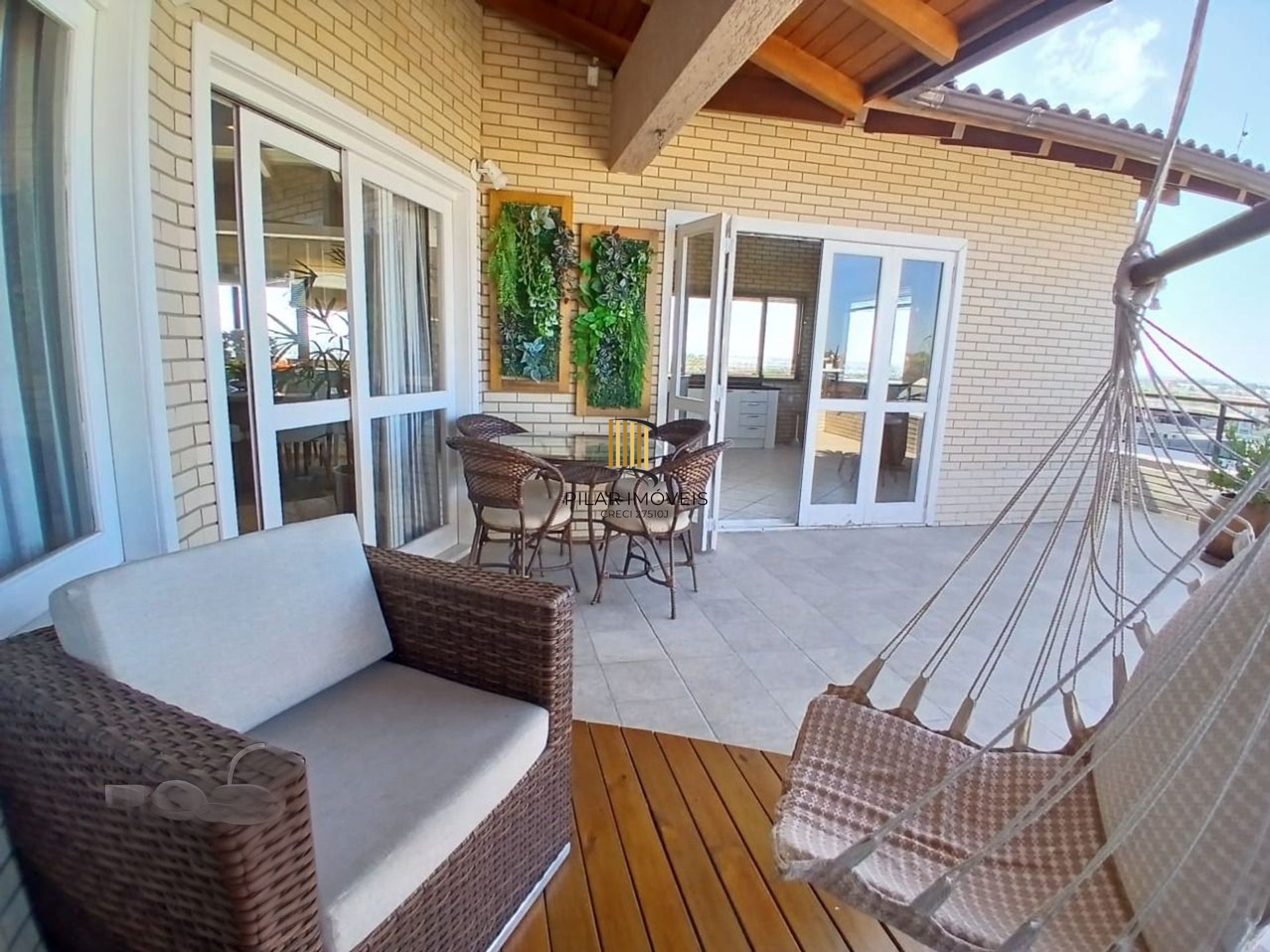 Cobertura com 4 quartos, 1 suíte, 4 vagas e elevador no bairro Igara Canoas.