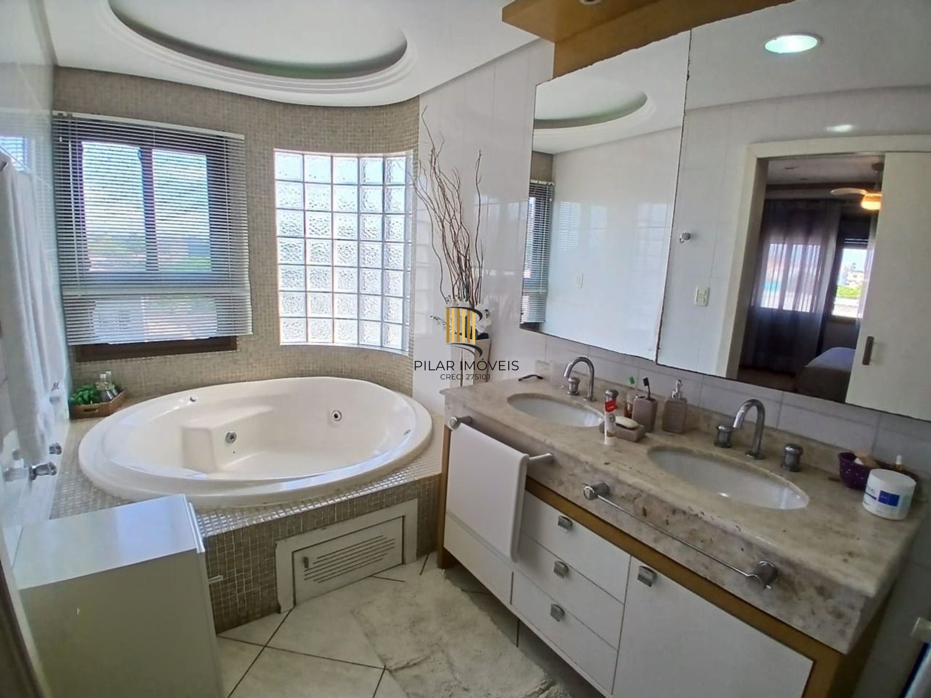 Cobertura com 4 quartos, 1 suíte, 4 vagas e elevador no bairro Igara Canoas.