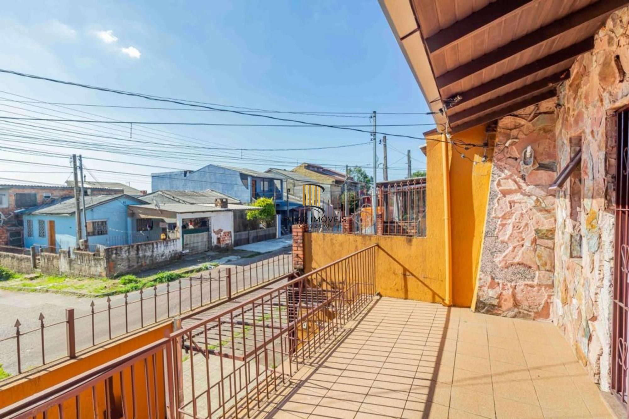 Casa com varanda fechada, 3 quartos, 2 vagas no bairro Farroupilha