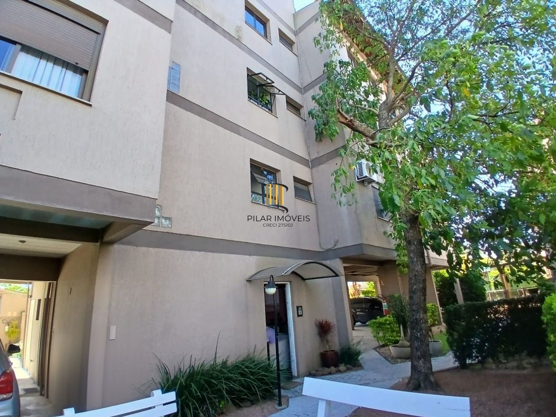 Cobertura com 4 quartos, 1 suíte, 4 vagas e elevador no bairro Igara Canoas.