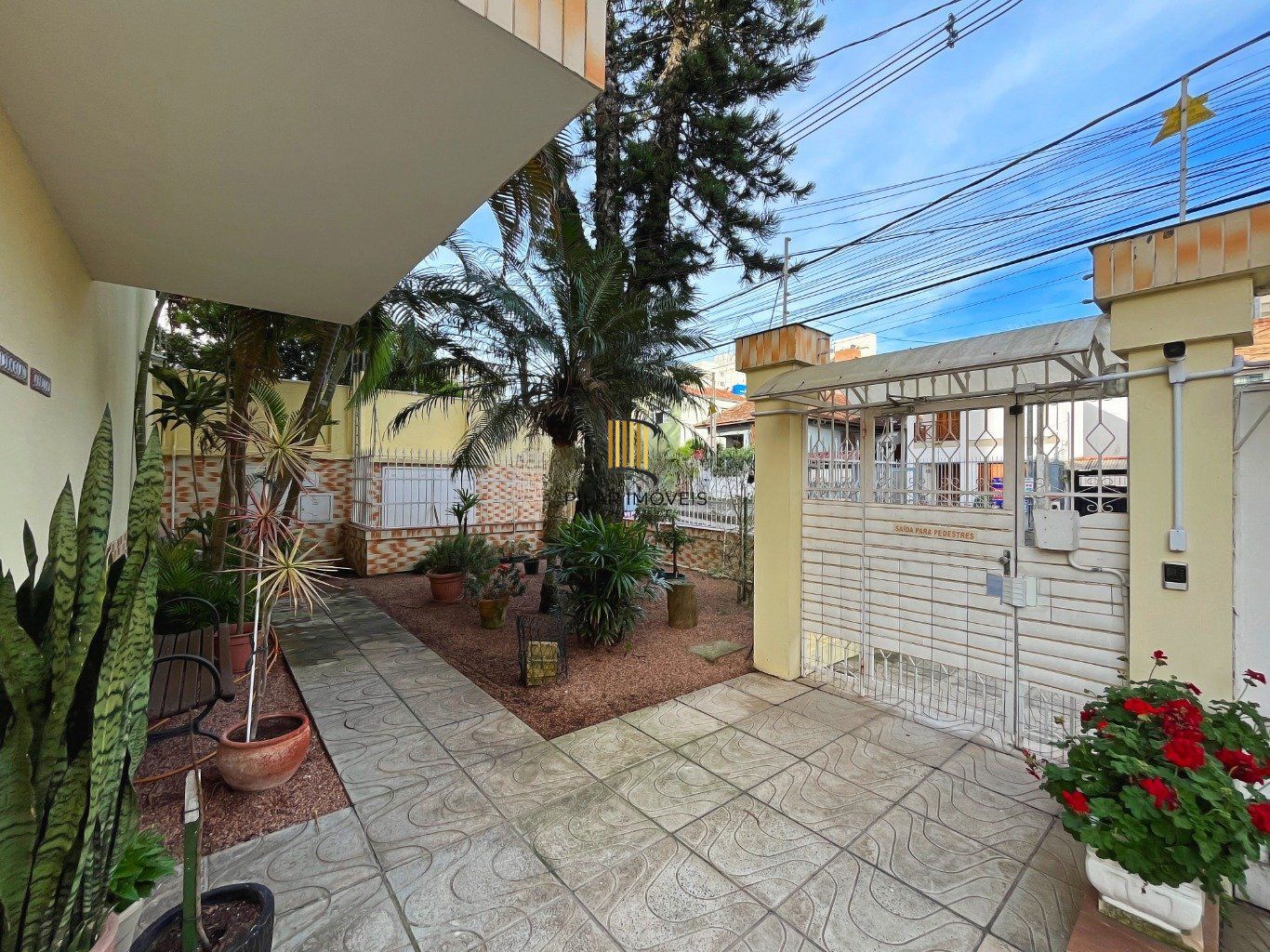 Casa com 3 quartos e 2 vagas em condomínio fechado no bairro Tristeza