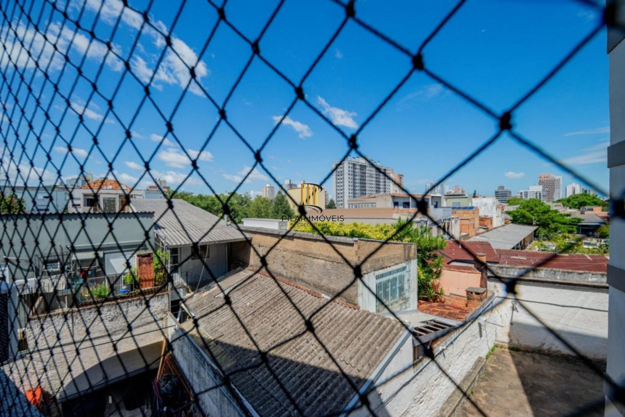Apartamento com 2 quartos, 2 banheiros e 1 vaga no bairro Azenha.