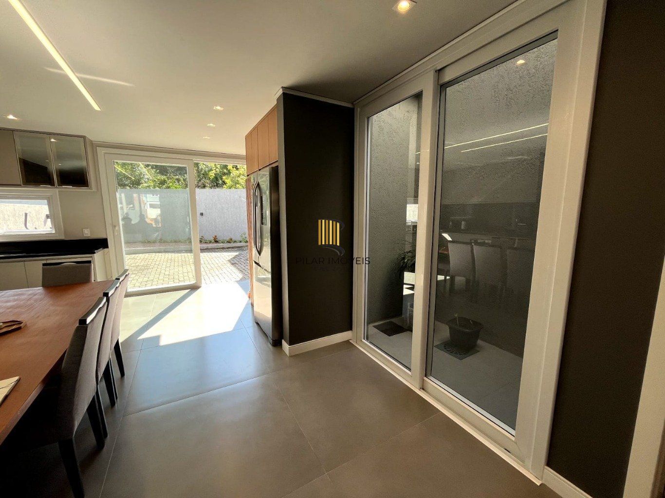 Casa de 3 dormitórios e 4 vagas de garagem em Gravataí.