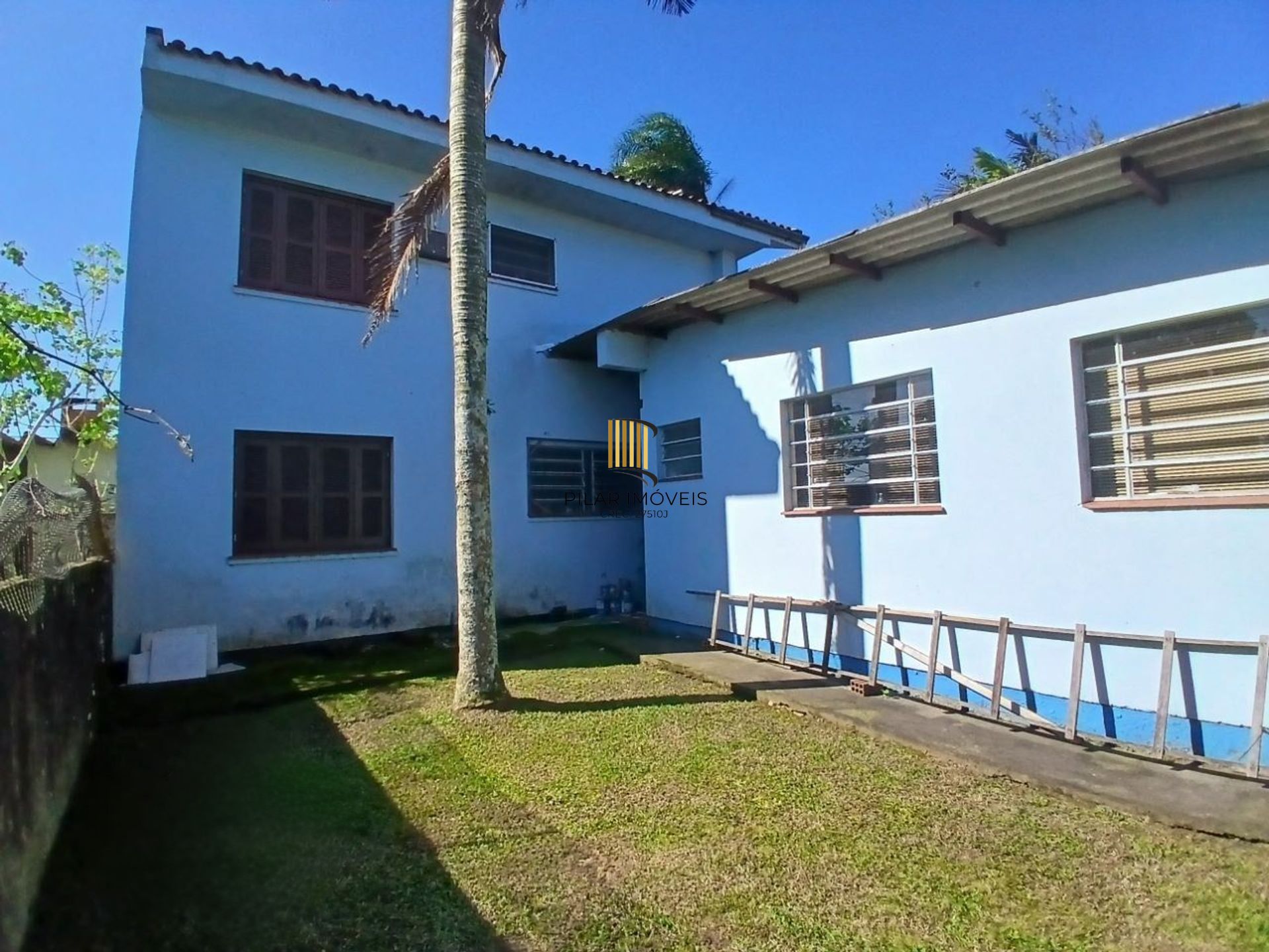 Casa com 3 dormitótrios, piscina e 2 vagas de garagem em Canoas.