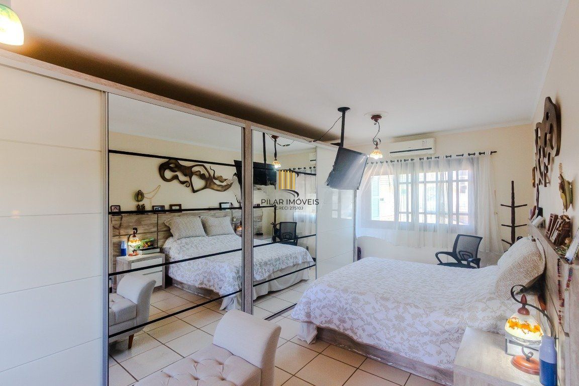 Casa de 4 dormitórios, sendo 1 suíte e 4 vagas de garagem em Canoas.