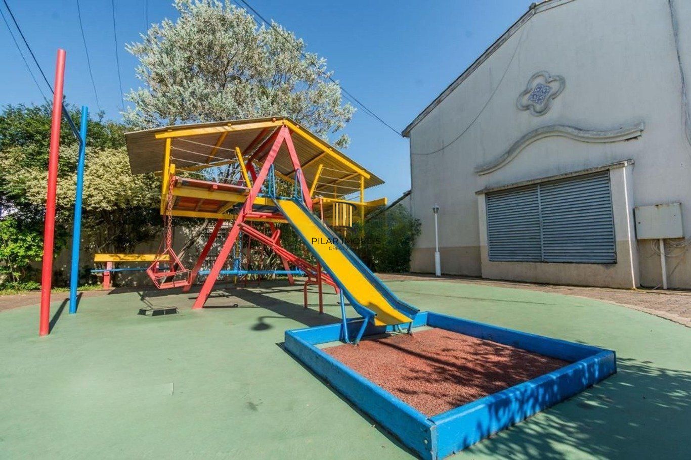 Casa em condomínio com 2 dormitórios e 2 garagem em Branco em Canoas.