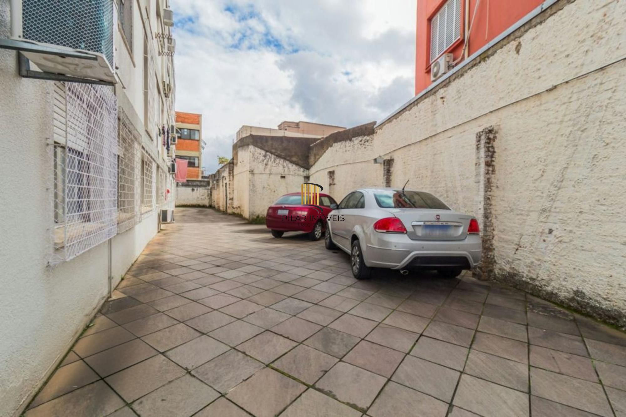 Apartamento com 2 quartos, 2 banheiros e 1 vaga no bairro Azenha.
