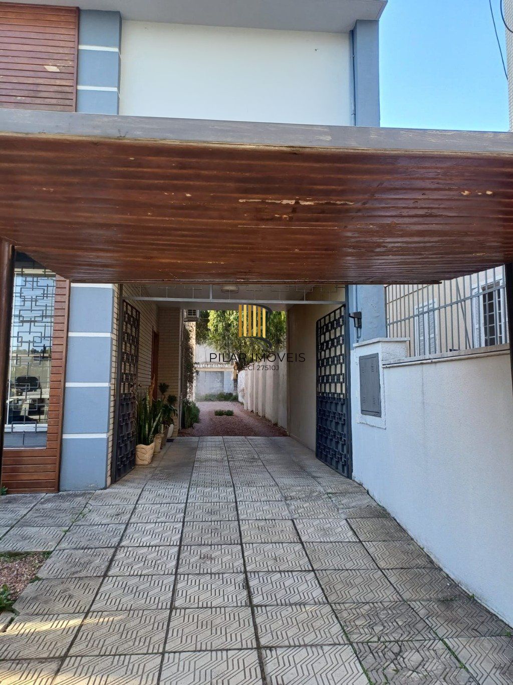 Casa com 3 quartos, 3 banheiros, 300m² e 8 vagas no Menino Deus.