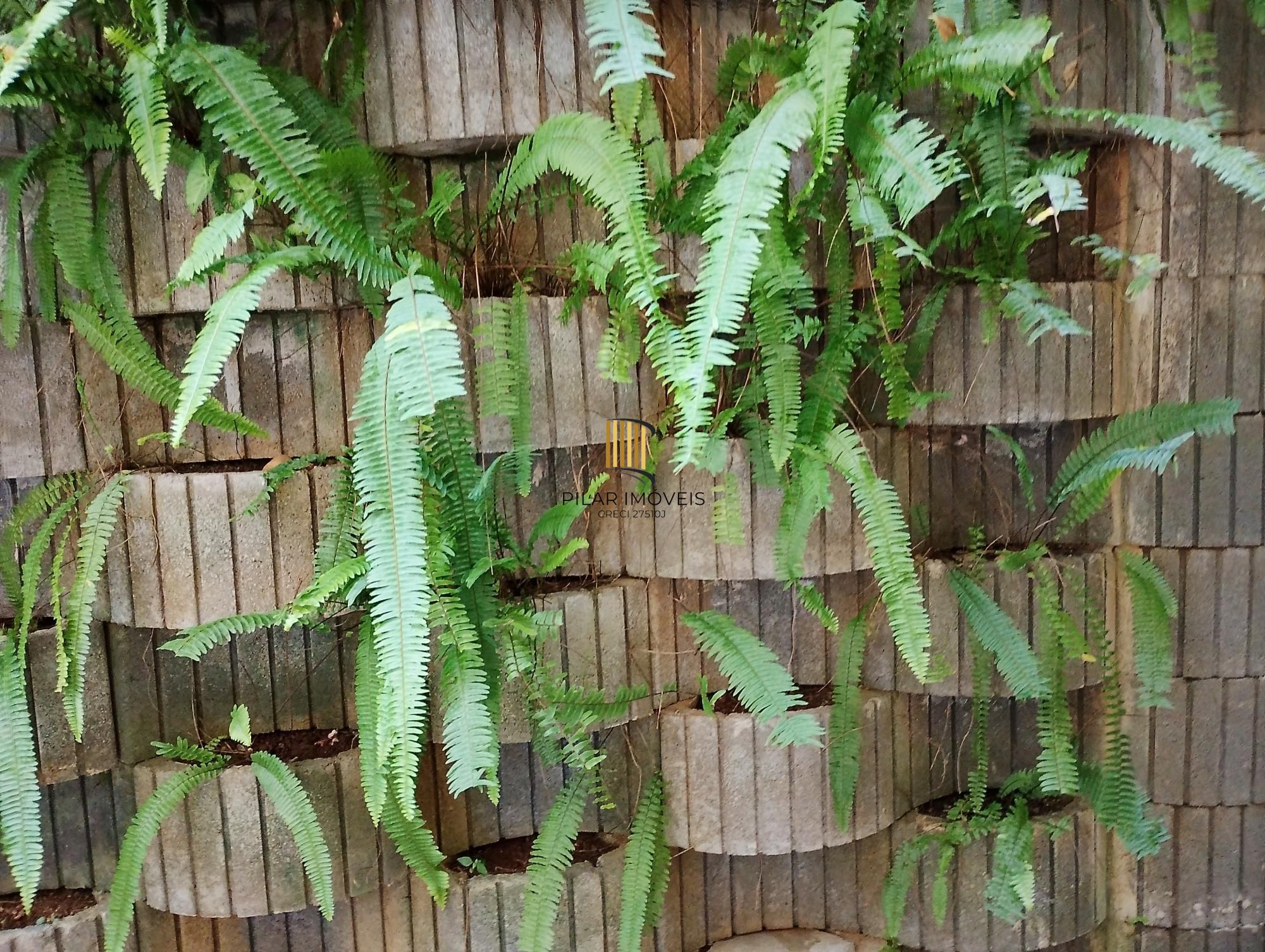 Casa com 3 quartos, 4 vagas de garagem e com pátio no bairro Parque Santa Fé