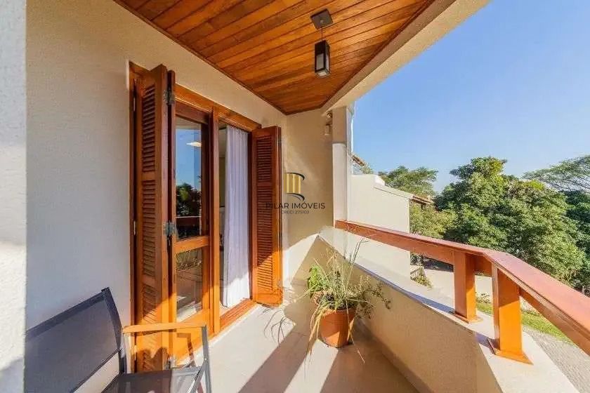Casa em condominio, 3 domitórios, 1 suíte, lareira, churrasqueira e 2 vagas.