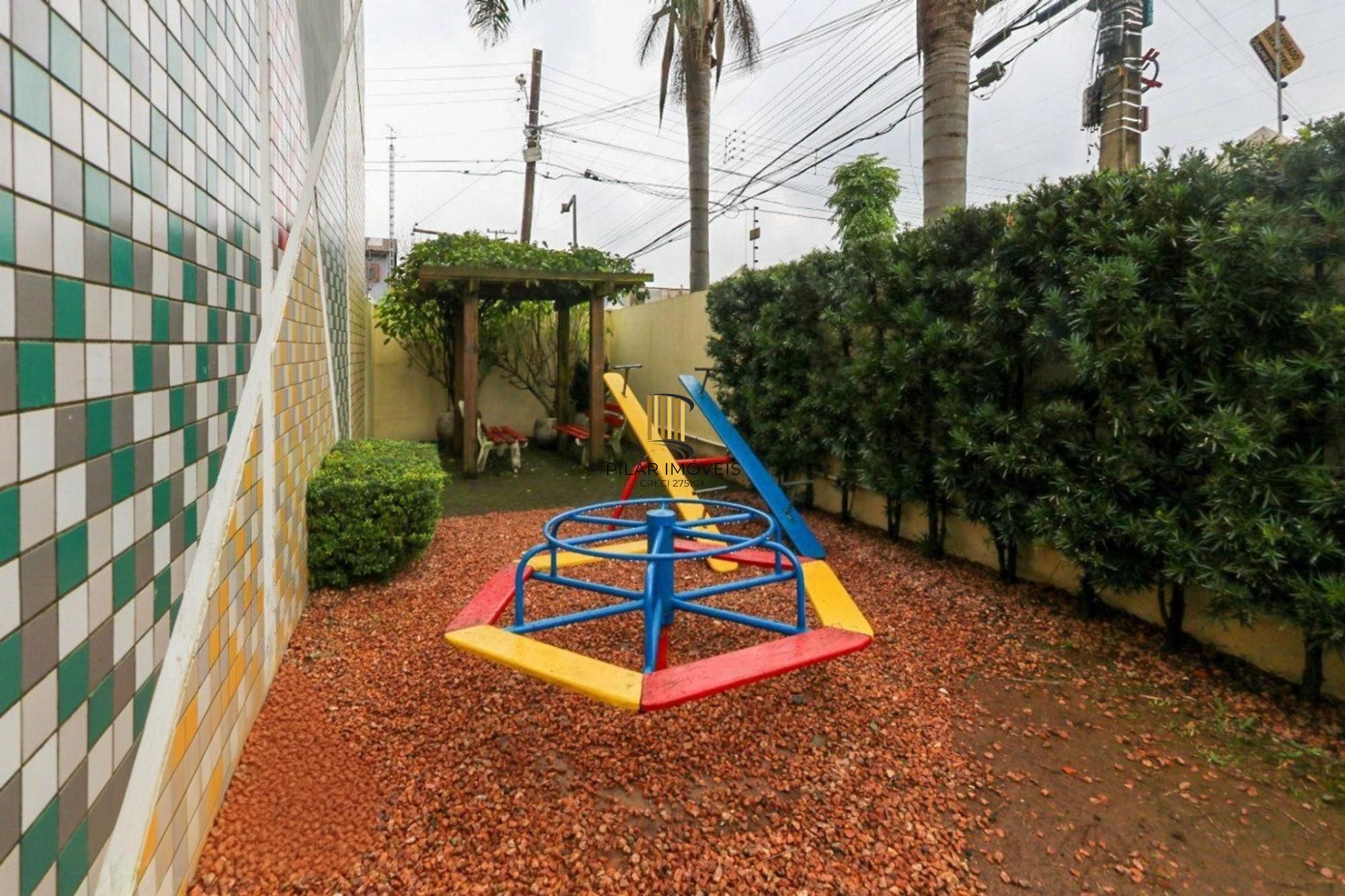 Casa em condomínio com 2 quartos e 2 vagas no bairro Marechal Rondon em Canoas.