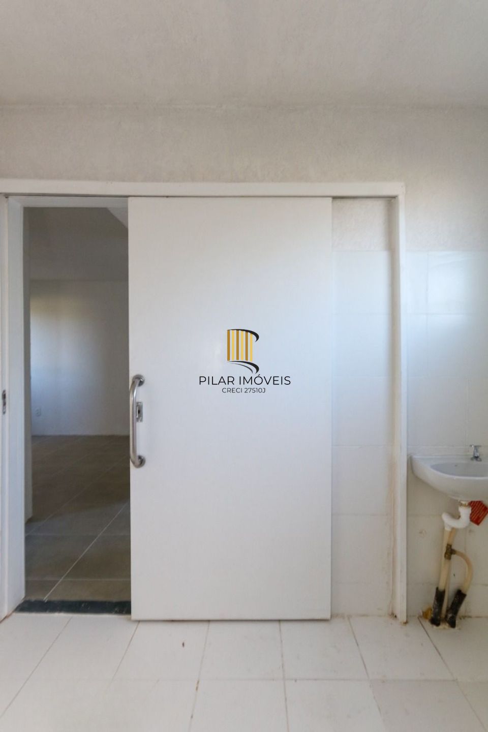 Apartamento com 1 dormitório e com 1 vaga de garagem em Canoas.