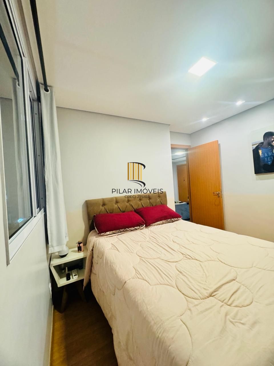 Apartamento de 2 dormitórios com 1 vaga no Bairro Morro Santana.