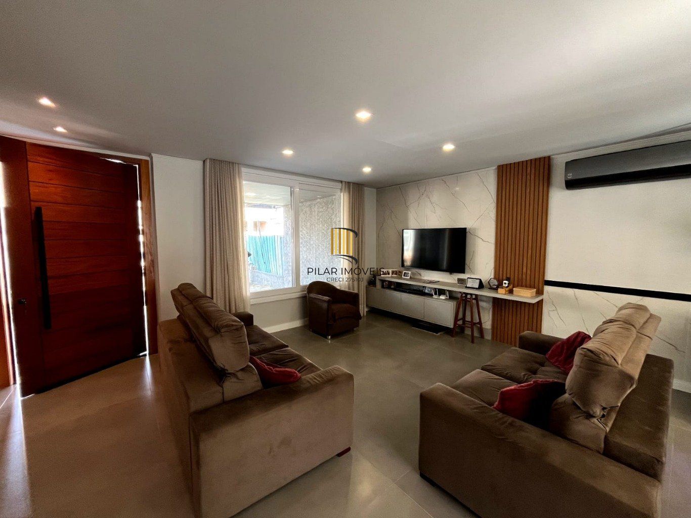 Casa de 3 dormitórios e 4 vagas de garagem em Gravataí.