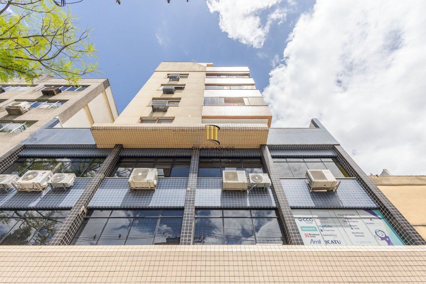 Cobertura com 4 quartos, 1 suíte e 2 vagas no bairro Passo da Areia.