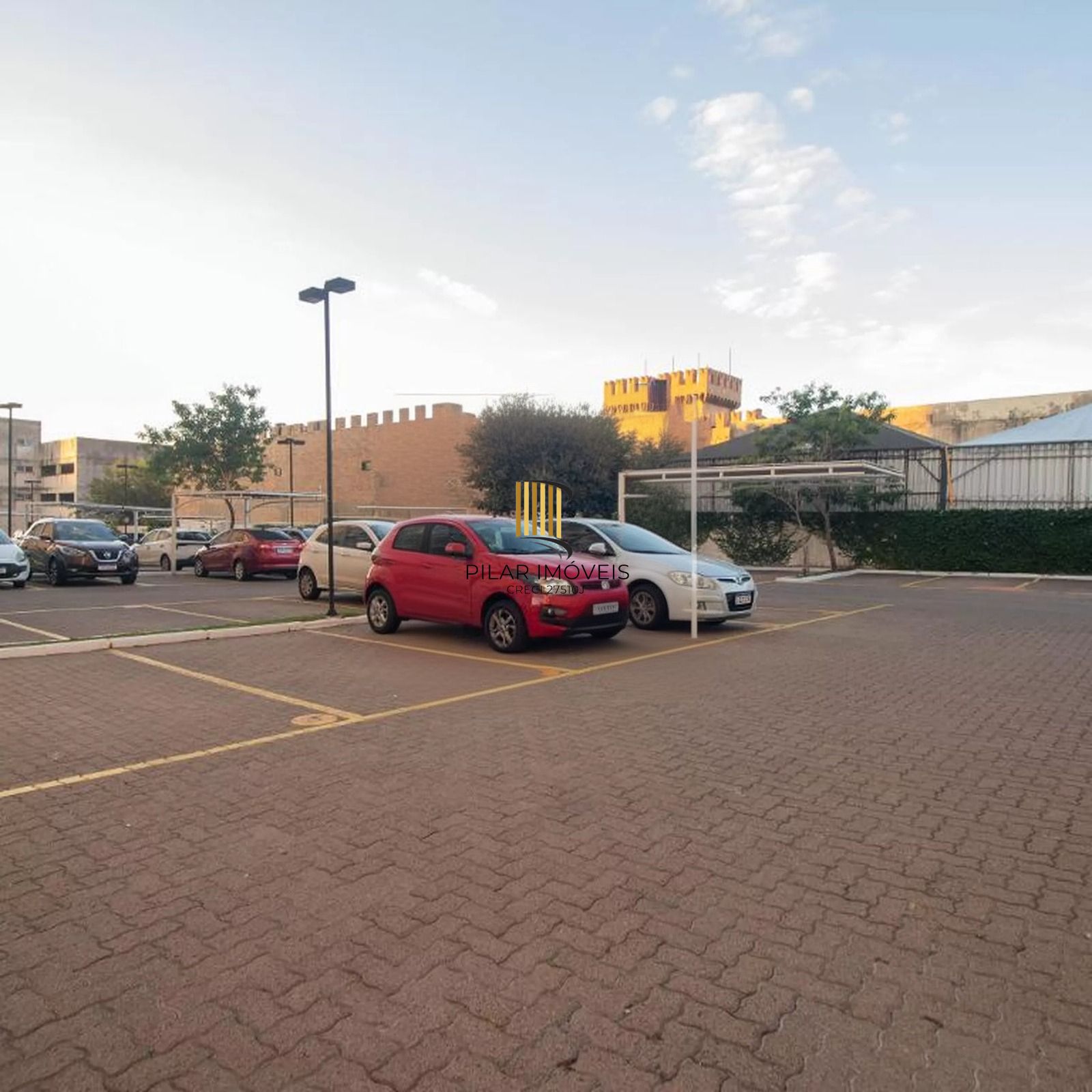 Apartamento com 2 quartos e 1 vaga e elevador no Bairro São Sebastião