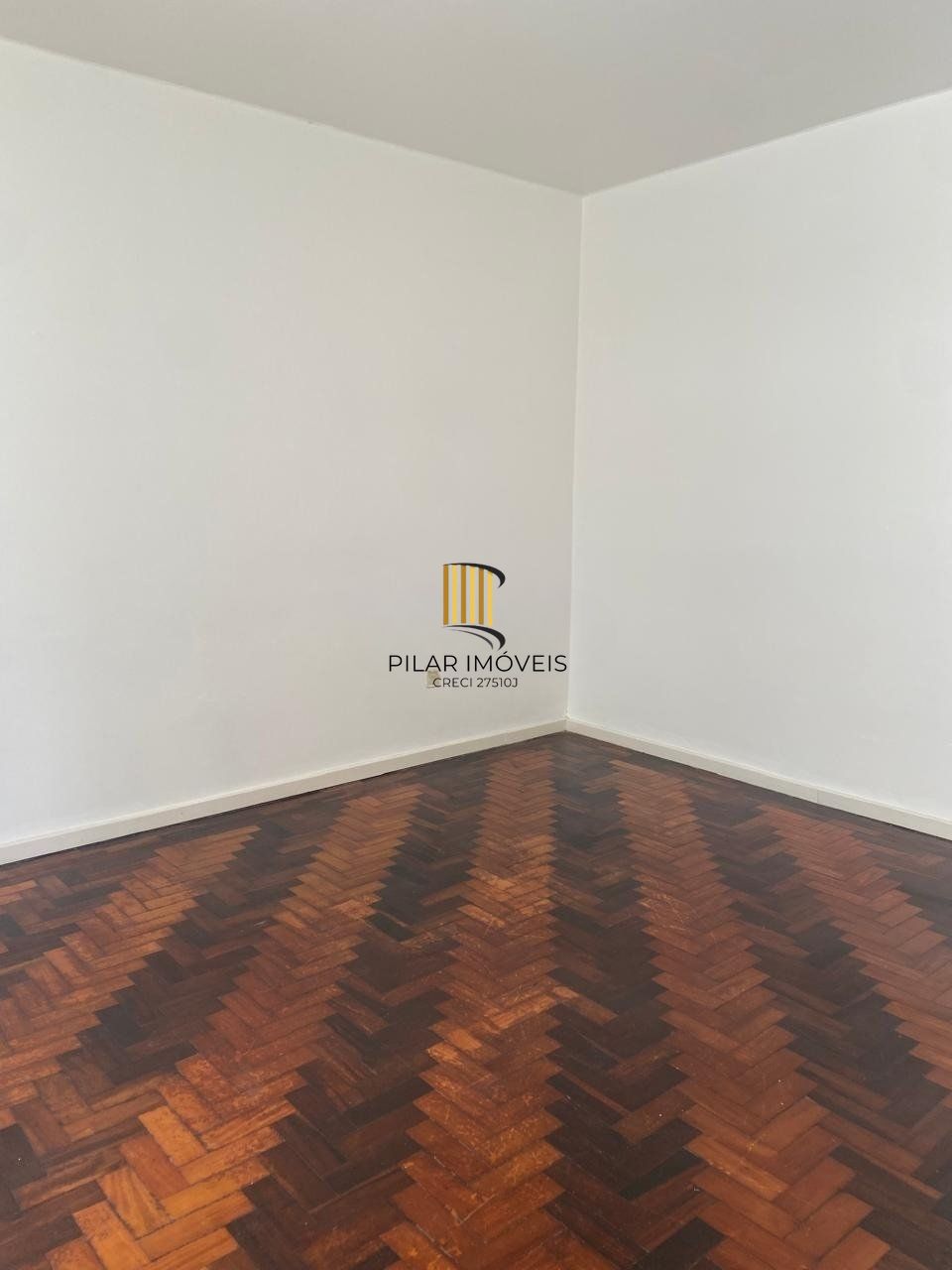 Apartamento com 2 quartos, portaria 24 horas no bairro Menino Deus.