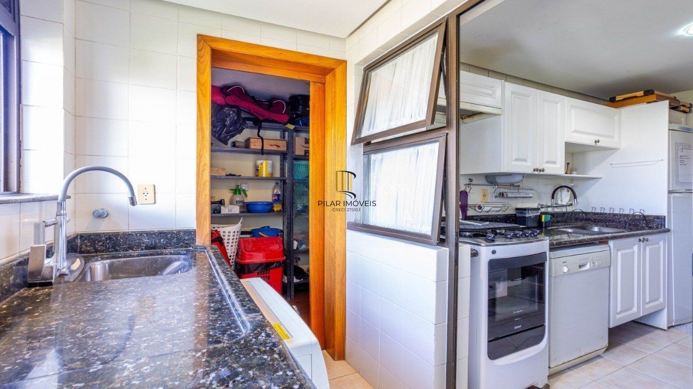 Cobertura com 3 Quartos, 1 suíte, 2 vagas e 211m²  no Petrópolis.