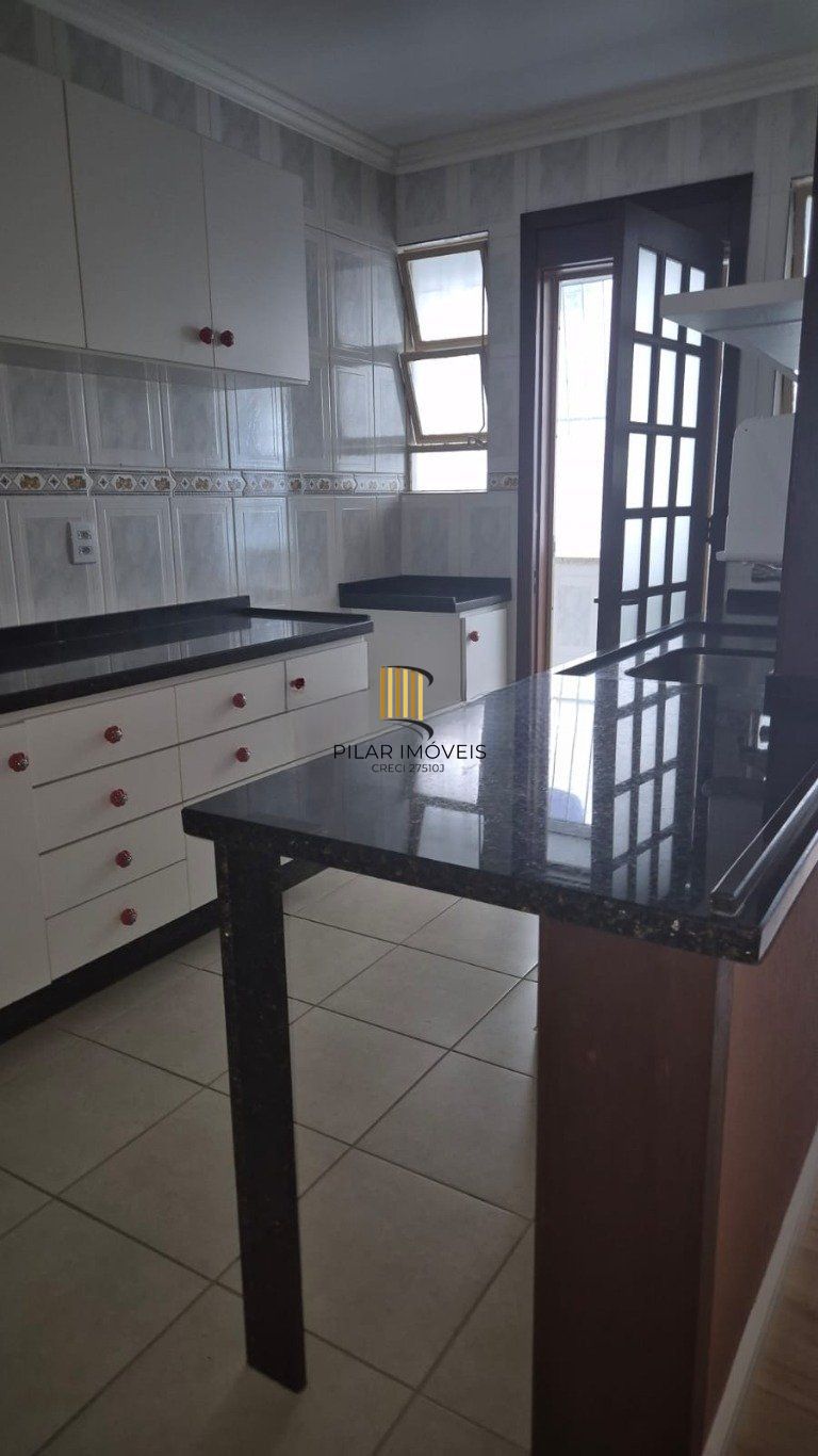 Apartamento semi mobiliado de 3 quartos, suíte, elevador e 1 vaga no Bom Fim