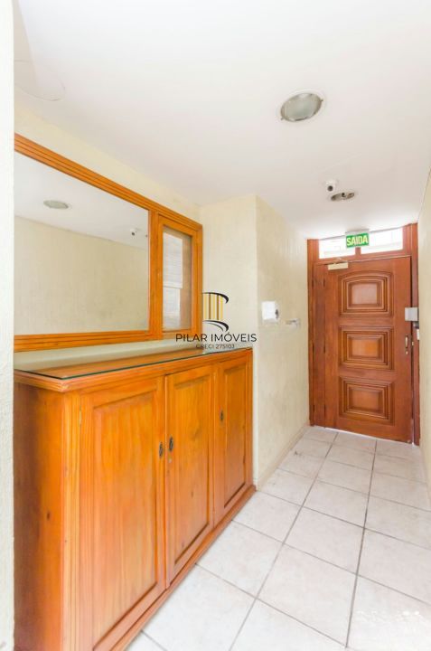 Apartamento com 2 quartos, portaria 24 horas no bairro Menino Deus.