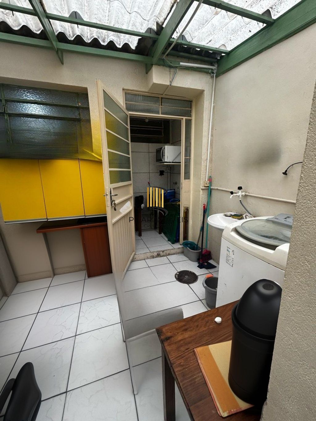 Apartamento à venda terreo com pátio  2 dormitórios no bairro Menino Deus