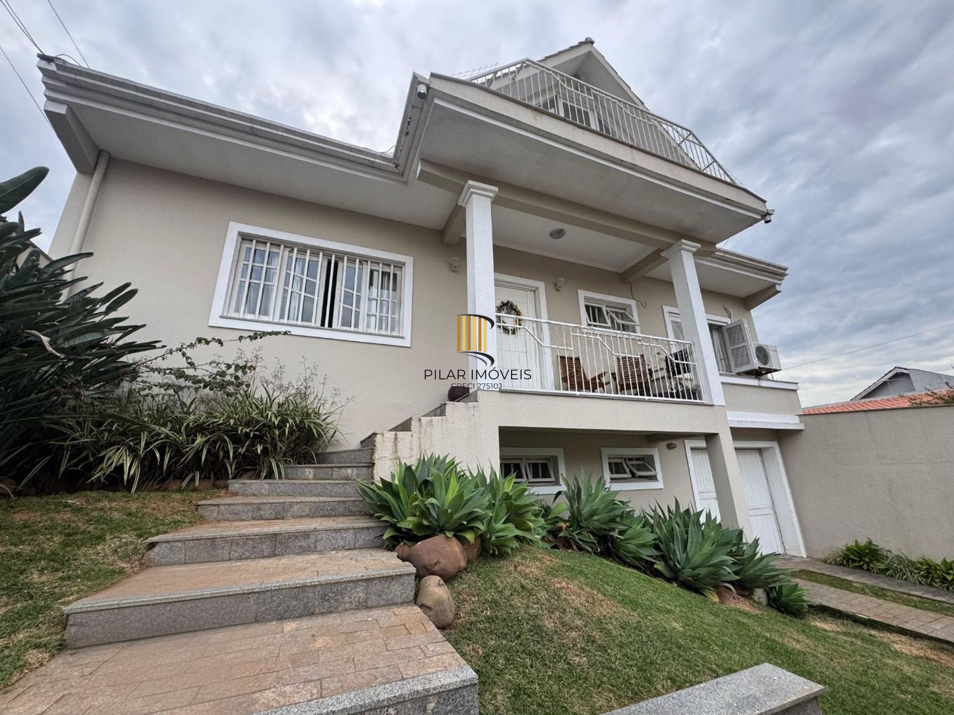 Casa de 2 pisos, 3 dormitórios e 2 vagas de garagem coberta em Canoas.