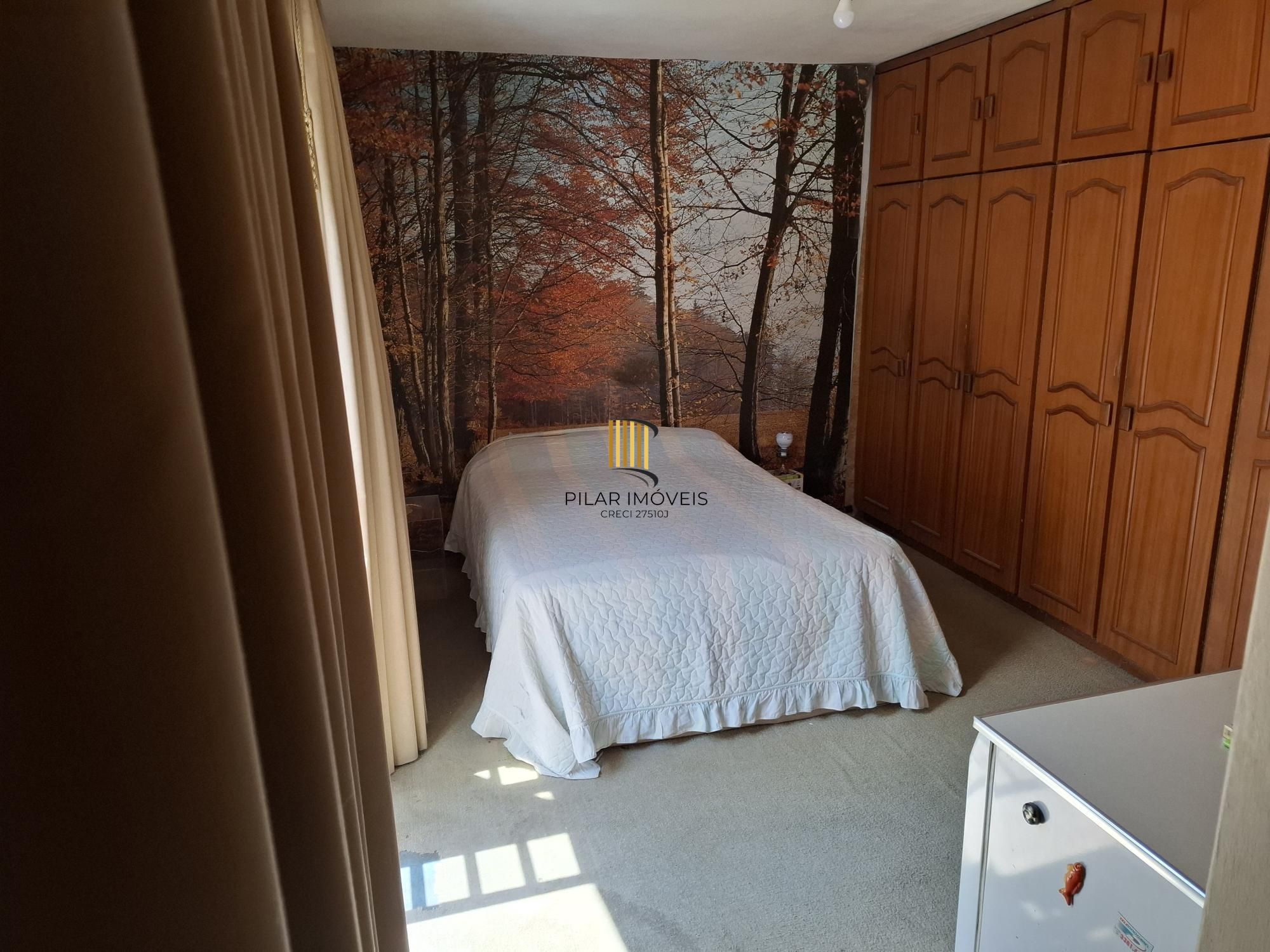 Casa no Bairro Petrópolis, à 800 metros da Encol, com pátio e piscina.