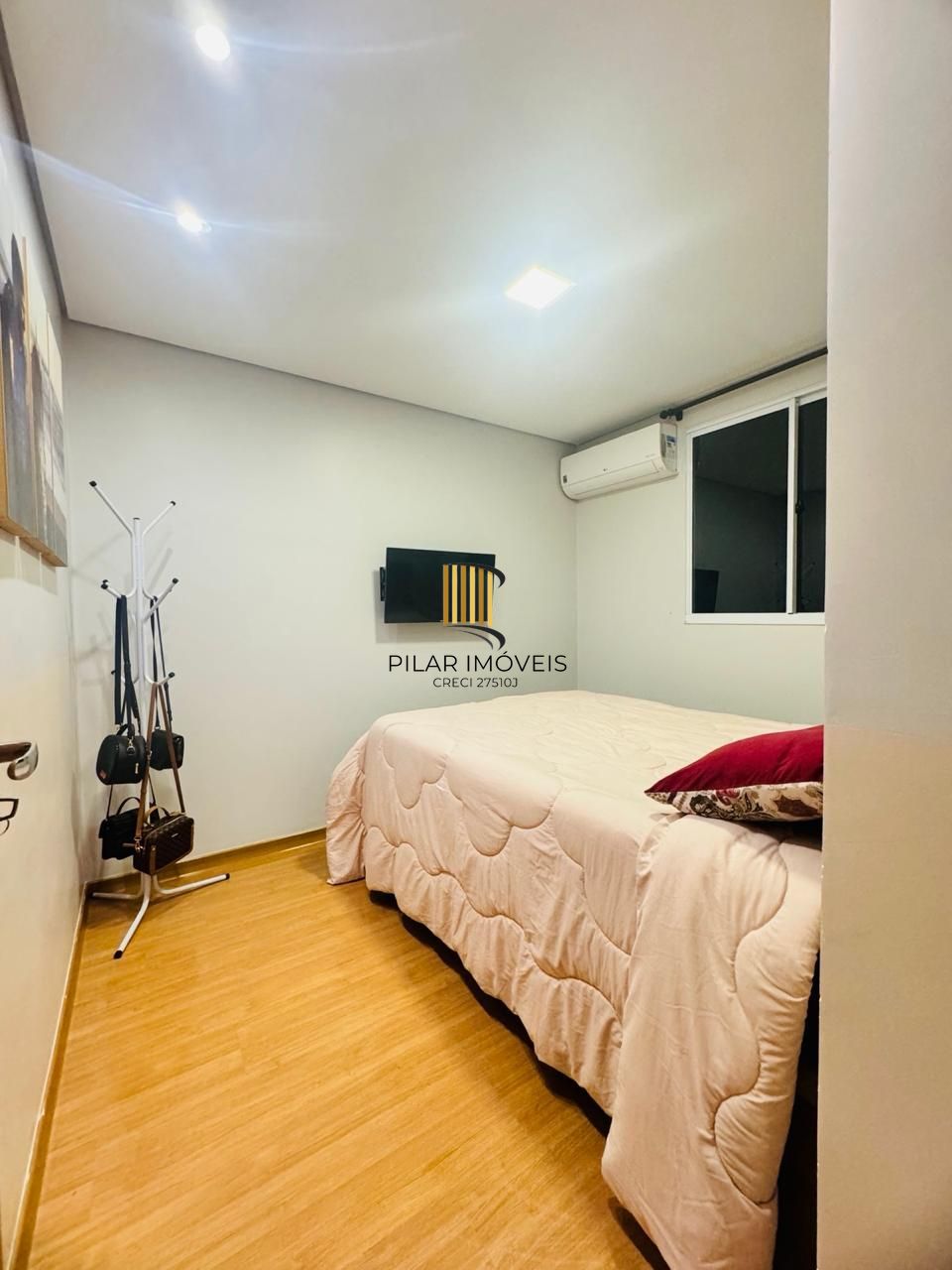 Apartamento de 2 dormitórios com 1 vaga no Bairro Morro Santana.