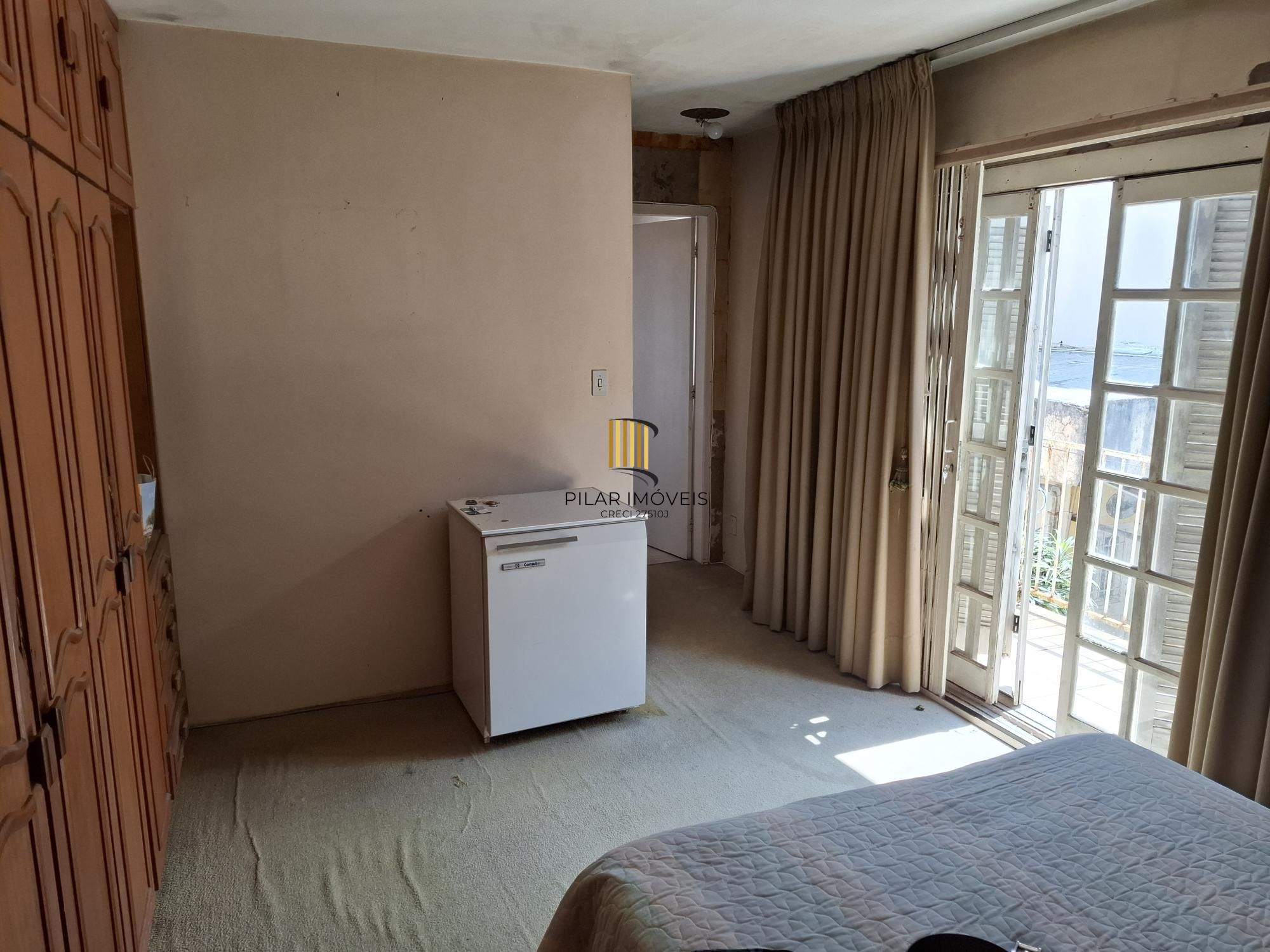 Casa no Bairro Petrópolis, à 800 metros da Encol, com pátio e piscina.