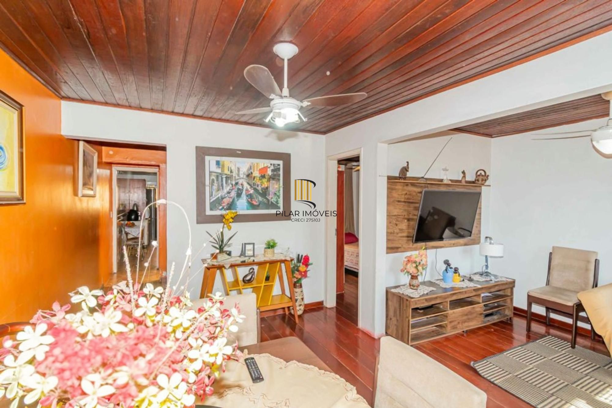 Casa com varanda fechada, 3 quartos, 2 vagas no bairro Farroupilha