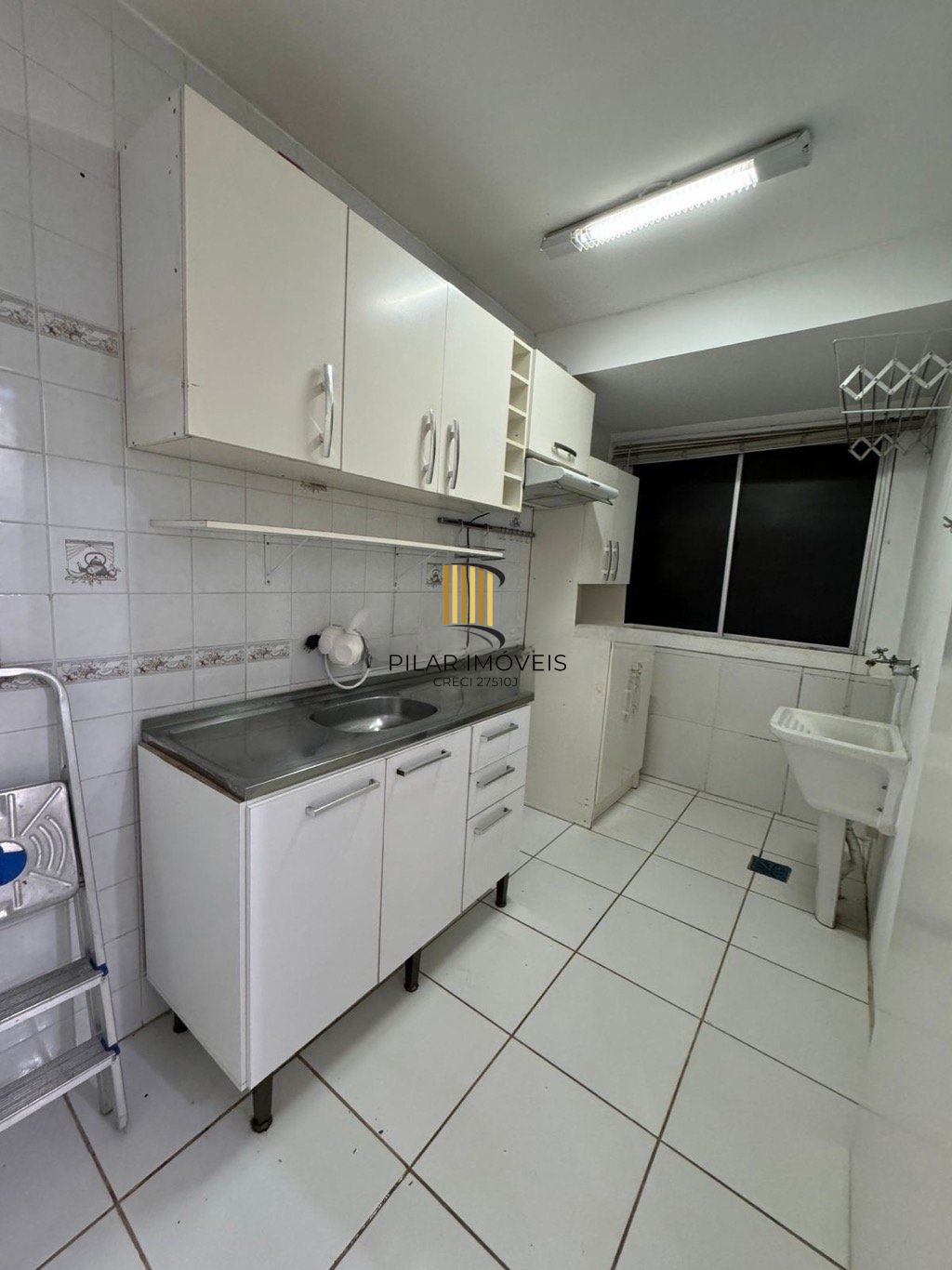 Apartamento semi mobiliado de 2 dormitórios e 1 vaga no bairro Sarandi