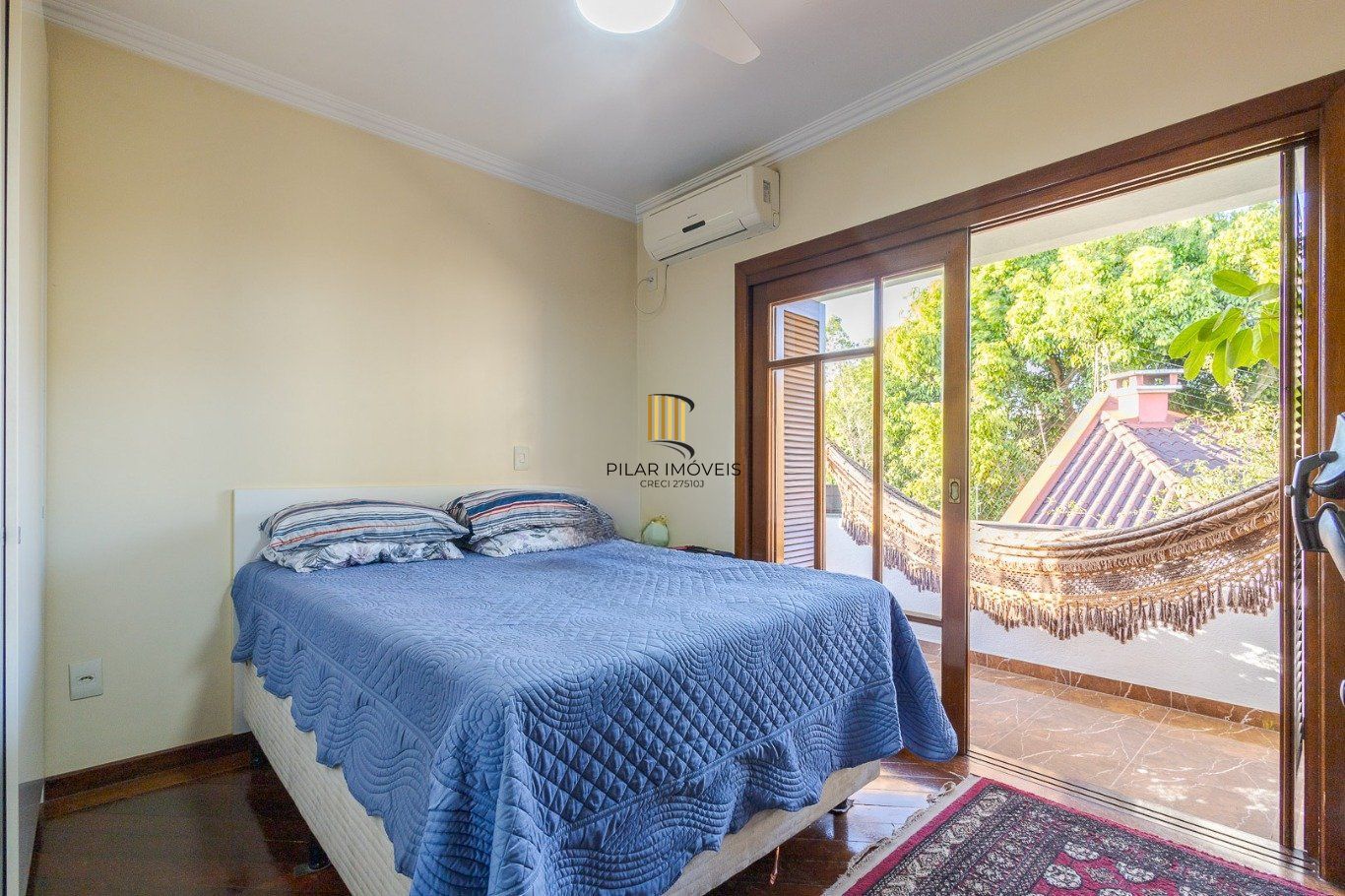 Casa de 297m² no centro de canoas, com 3 quartos, 1 suíte e 3 vagas de garagem.