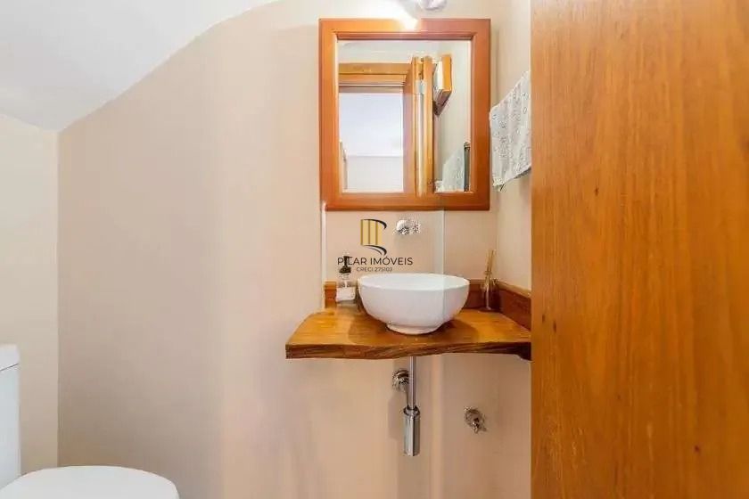 Casa em condominio, 3 domitórios, 1 suíte, lareira, churrasqueira e 2 vagas.