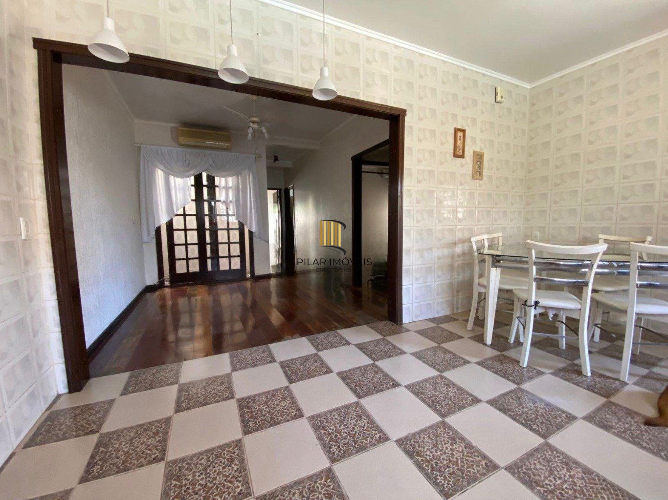 Casa de 131m² com 3 Quartos, piscina e 4 vagas de garagem em Canoas.