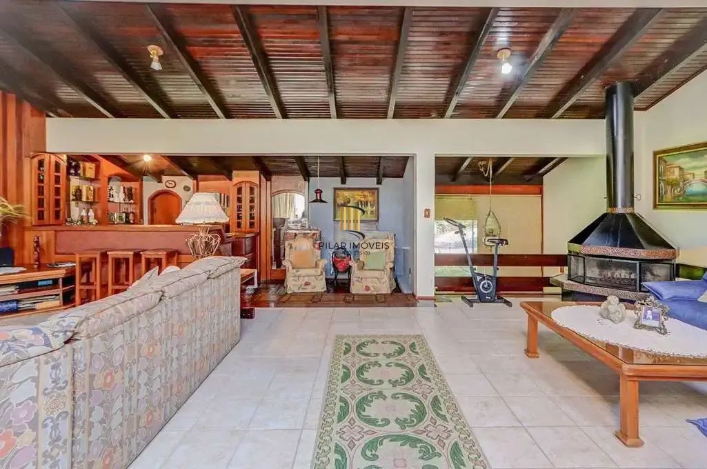 Casa em condominio, 3 quartos, 3 suítes 2 vagas e piscina na Cavalhada.