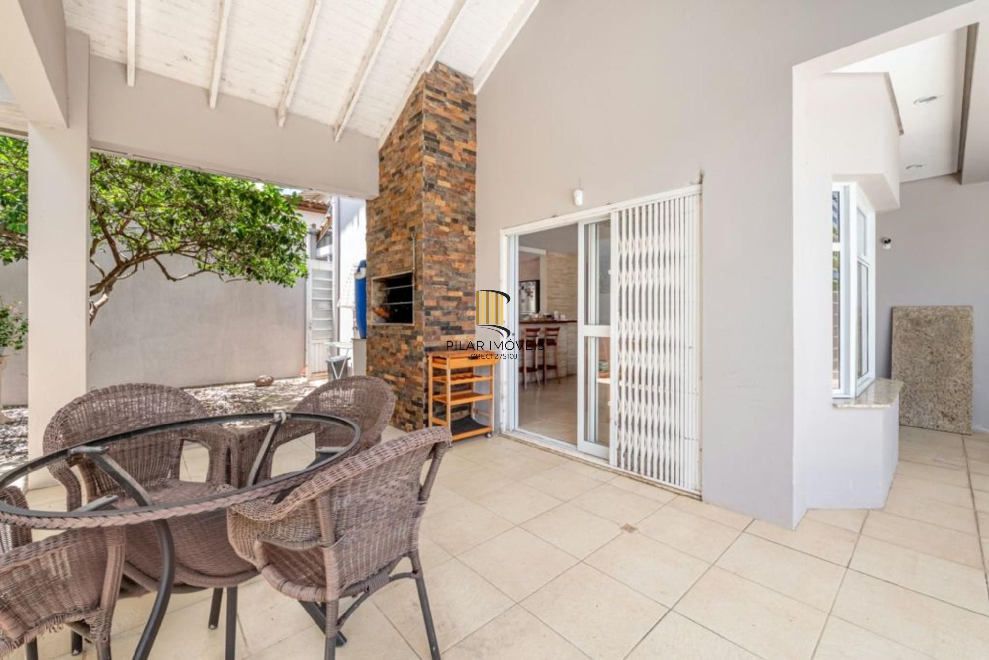 Casa 3 Dormitórios com Suíte e Piscina no Teresópolis