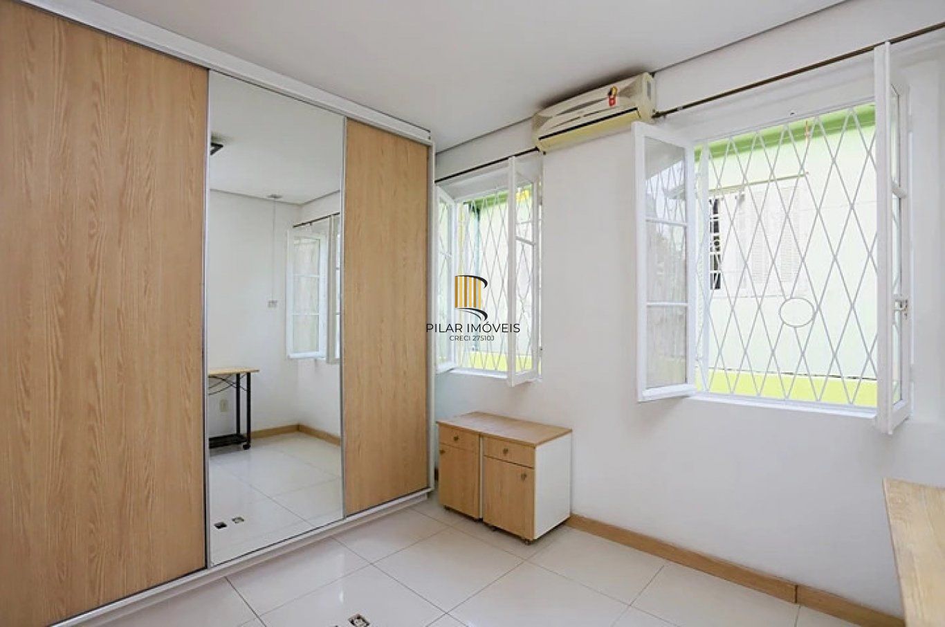 Casa com pátio, piscina e churrasqueira, no Bairro Nonoai