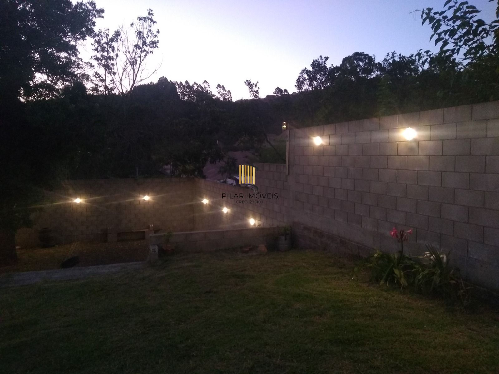 Casa de 2 quartos, churrasqueira, pátio, 2 vagas no bairro Lomba do Pinheiro