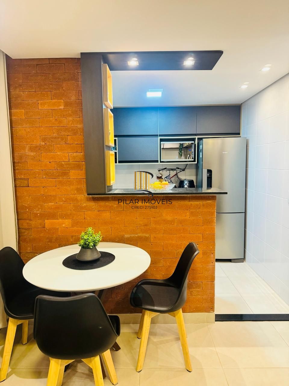 Apartamento de 2 dormitórios com 1 vaga no Bairro Morro Santana.