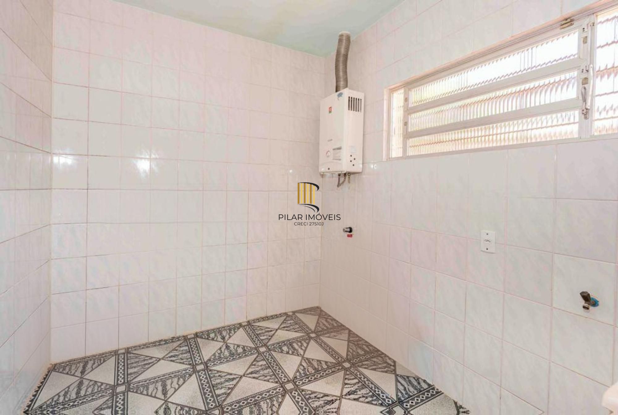 Casa de 2 quartos, 2 banheiros,pátio,churrasqueira, 7 vagas no bairro Guarujá.