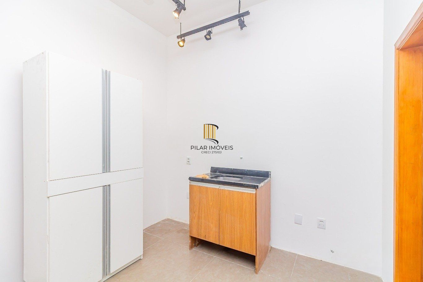 Prédio Comercial á venda com 2 salas e terraço no bairro Menino Deus