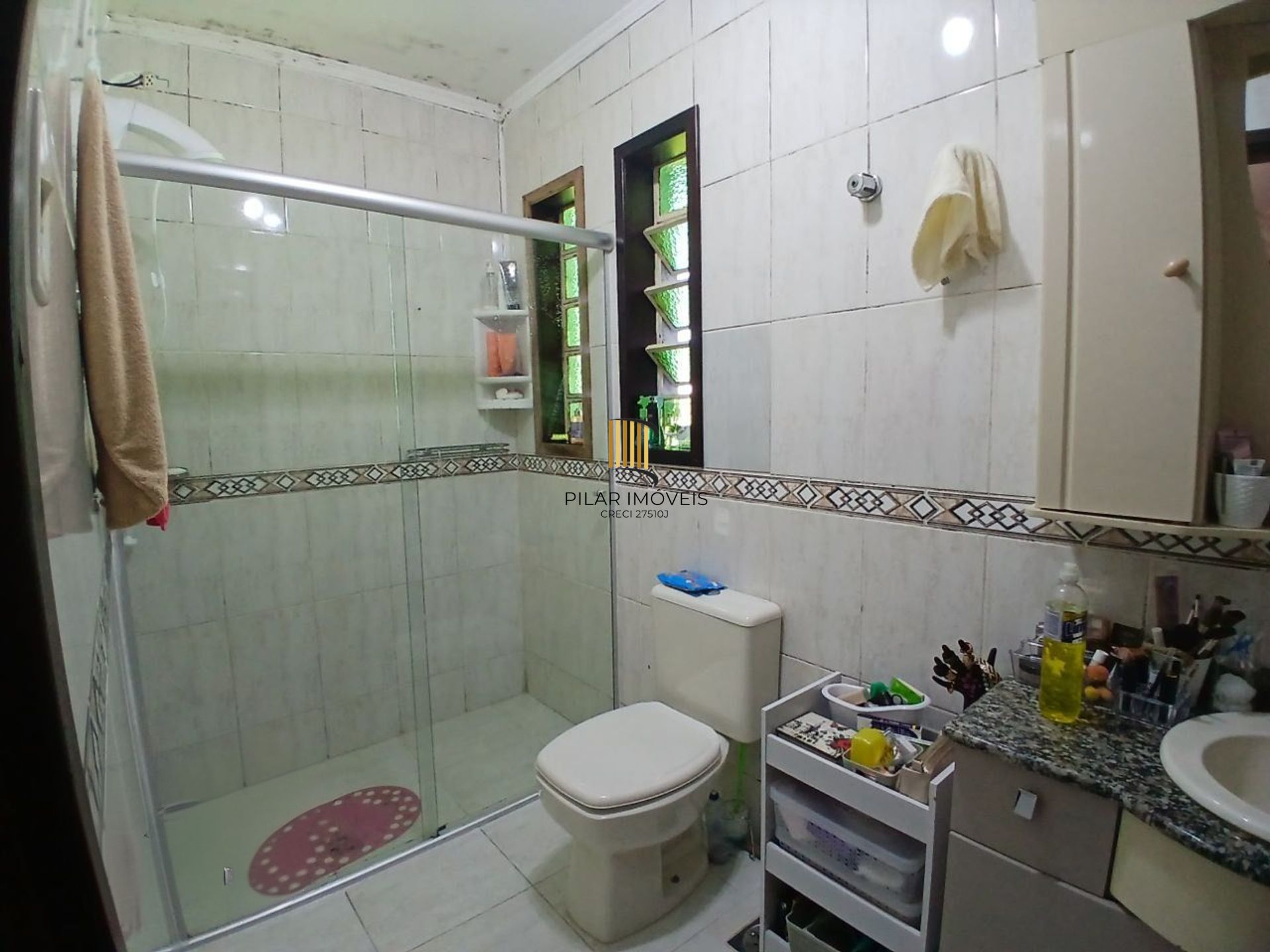 Casa com 3 dormitótrios, piscina e 2 vagas de garagem em Canoas.