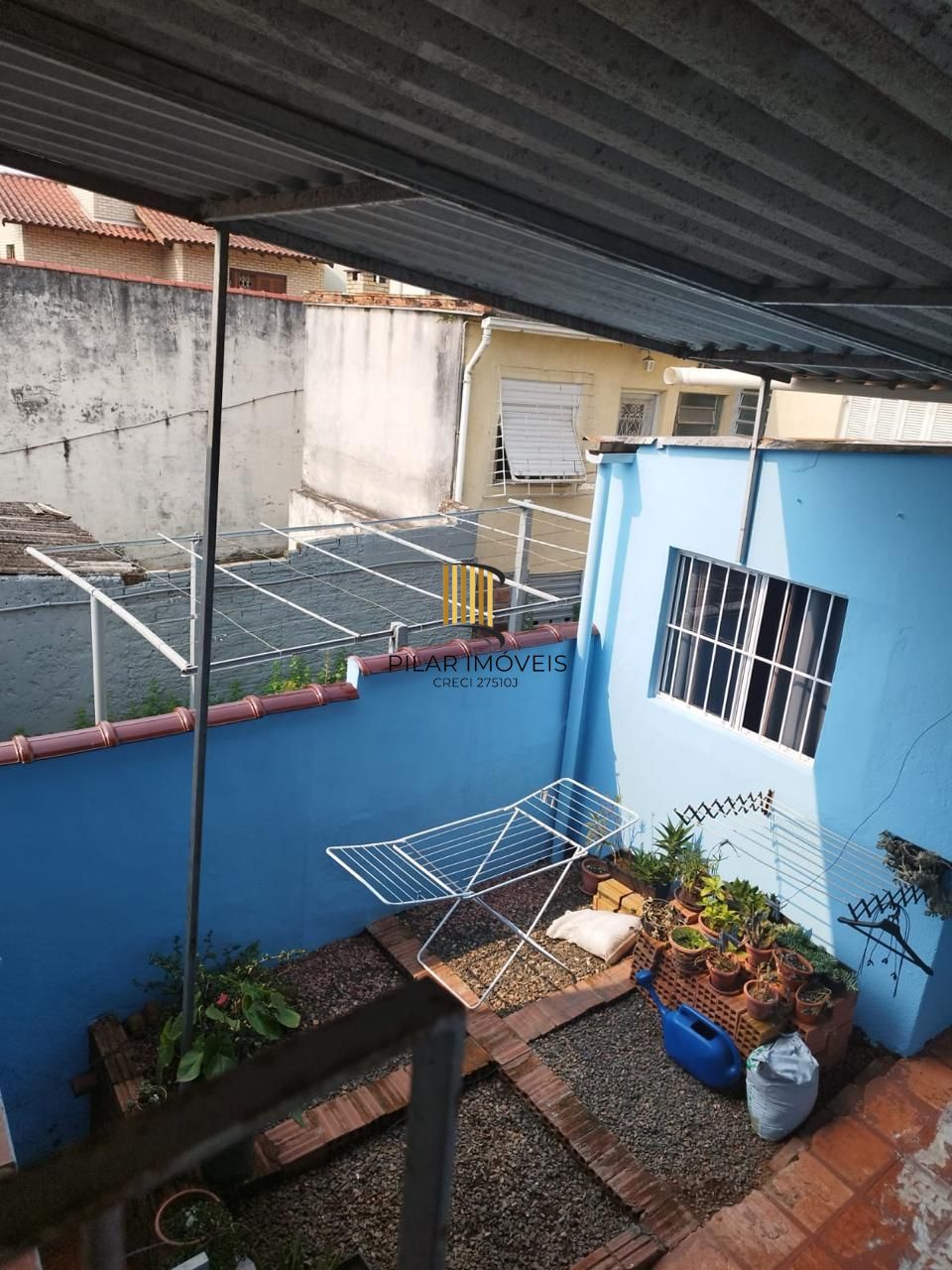 Casa geminada com 3 quartos, vaga de garagem e sacada no bairro Jardim Sabara