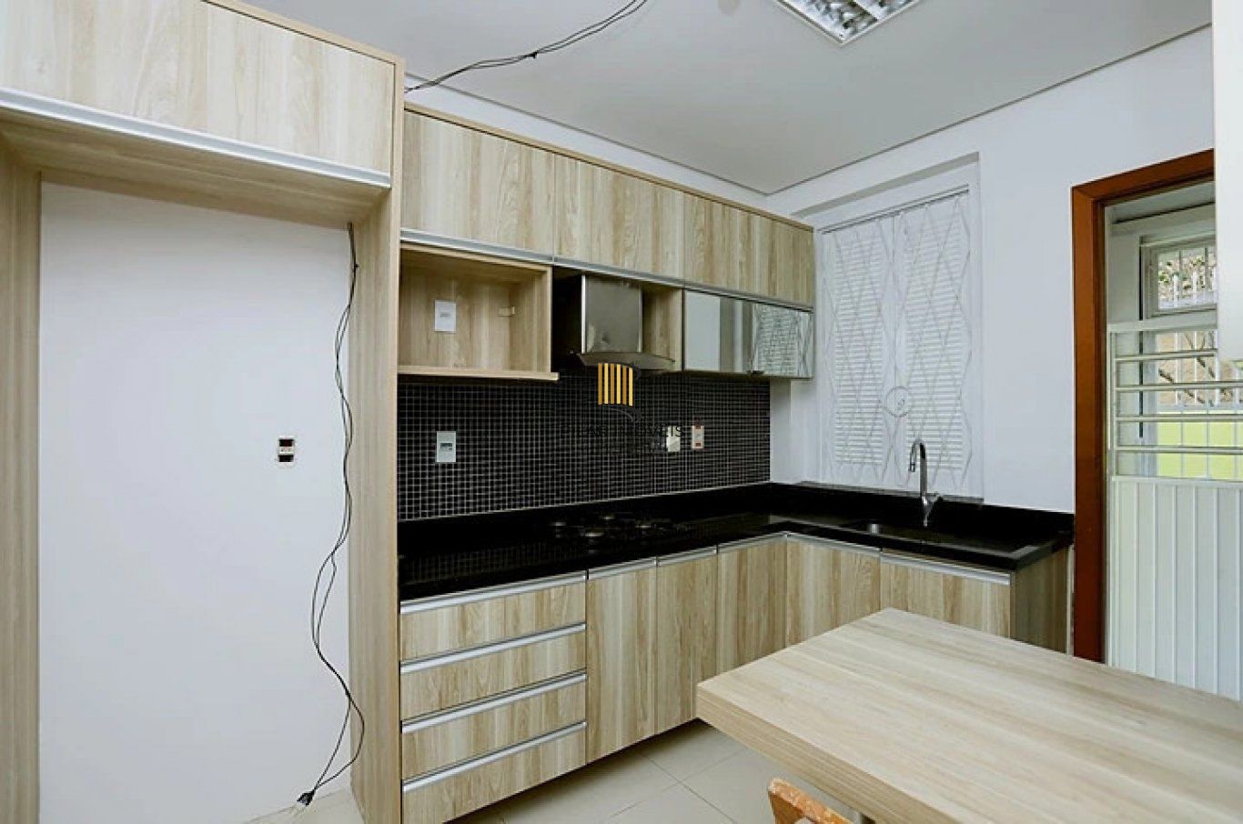 Casa com pátio, piscina e churrasqueira, no Bairro Nonoai