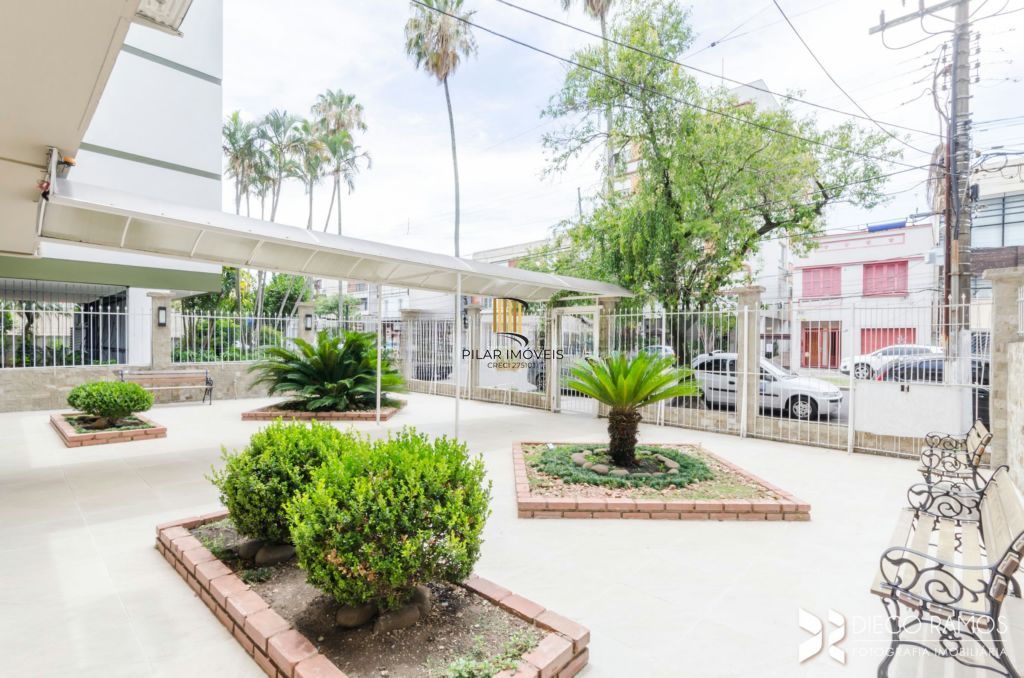 Apartamento com 2 quartos, portaria 24 horas no bairro Menino Deus.