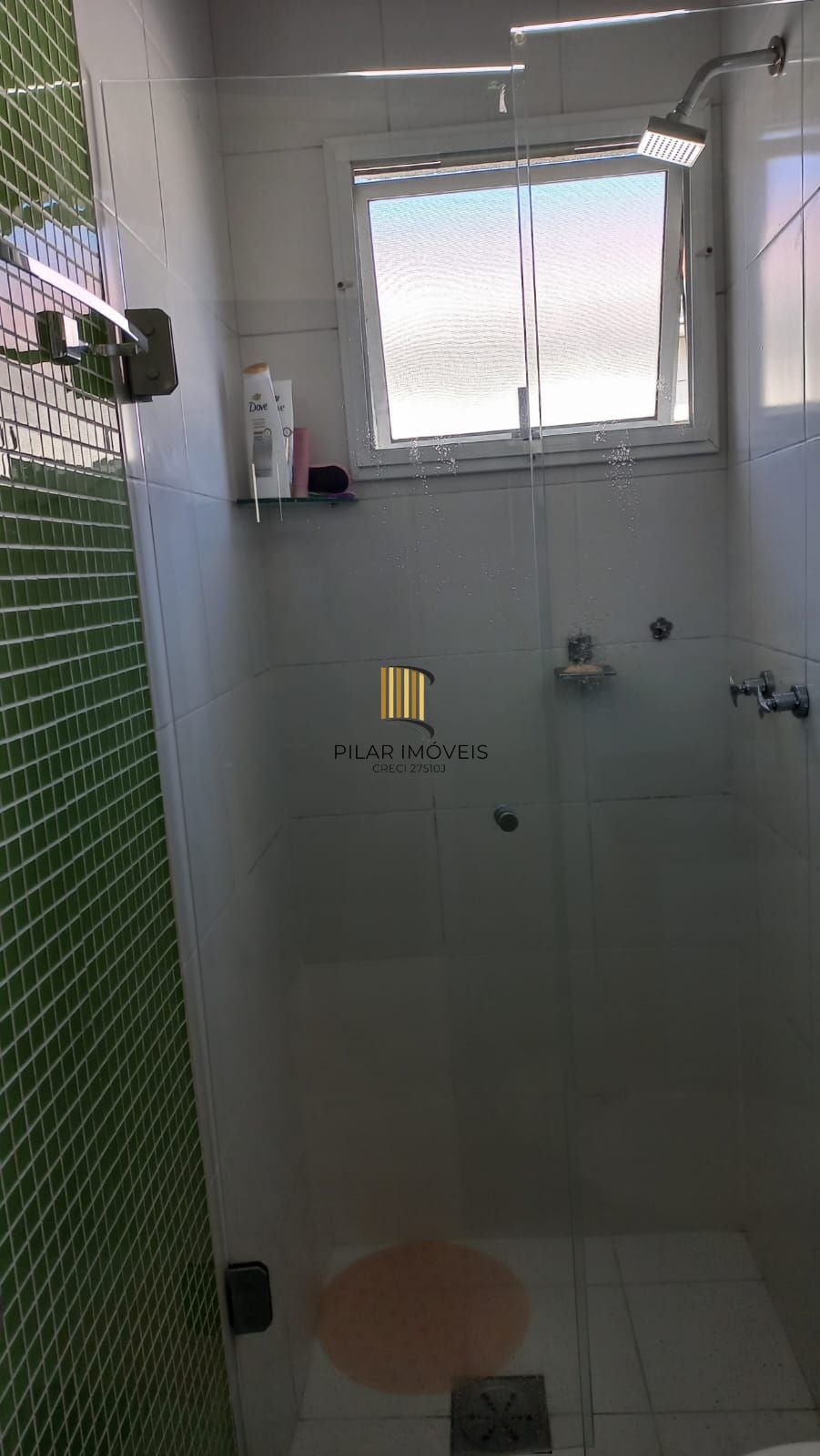 Apartamento com sacada, todo mobiliado de 3 dormitórios com suíte e 2 vagas de garagem.