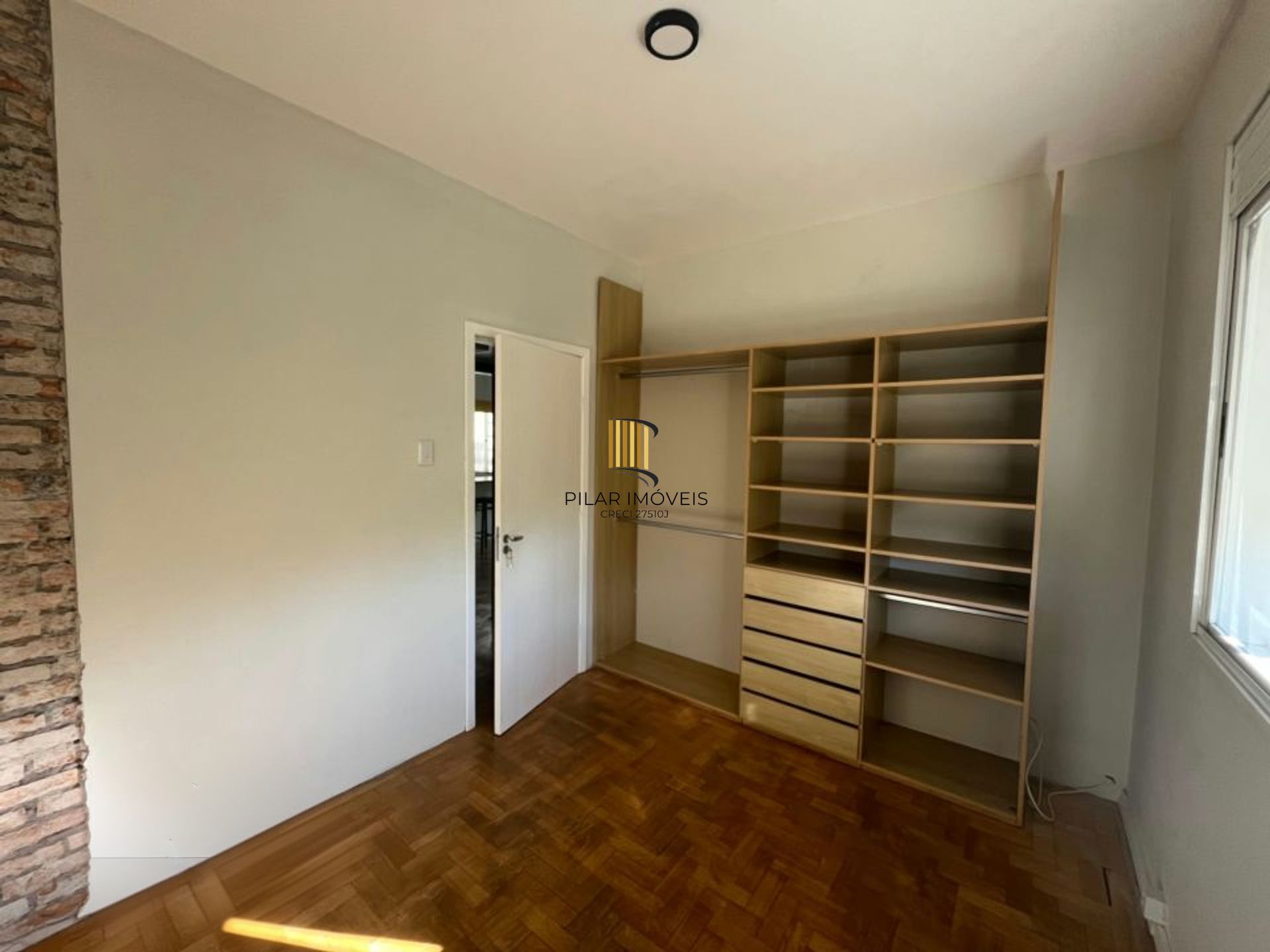 Apartamento semi mobilado de 2 dormitórios bairro Moinhos de Vento