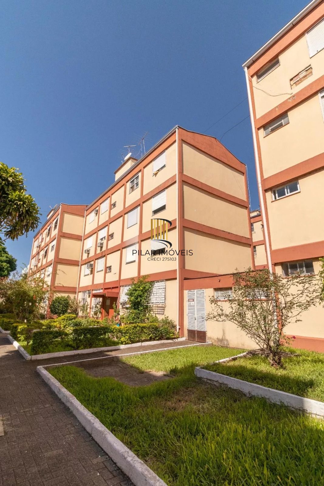 Apartamento com 2 quartos, portaria 24 horas e churrasqueira no bairro Camaquã.